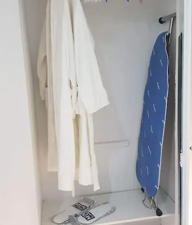 Studio In The Center 아파트 *